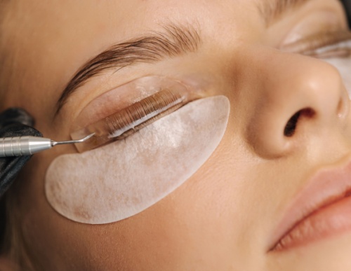 woman doing a lash lift